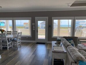 Smart-TV, bøker, filmbibliotek og stereoanlegg