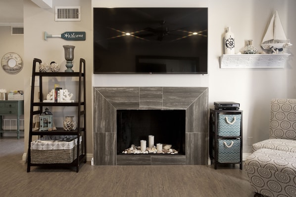 Smart TV, fireplace, Netflix, Hulu - Walk To Disneyland, Disneyland Rental Home 2. (Anaheim)