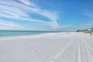 På stranden