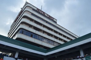 A multi-story hotel with the name "HOTEL VENIZ" on the facade. - Hotel Veniz Burnham (Baguio)