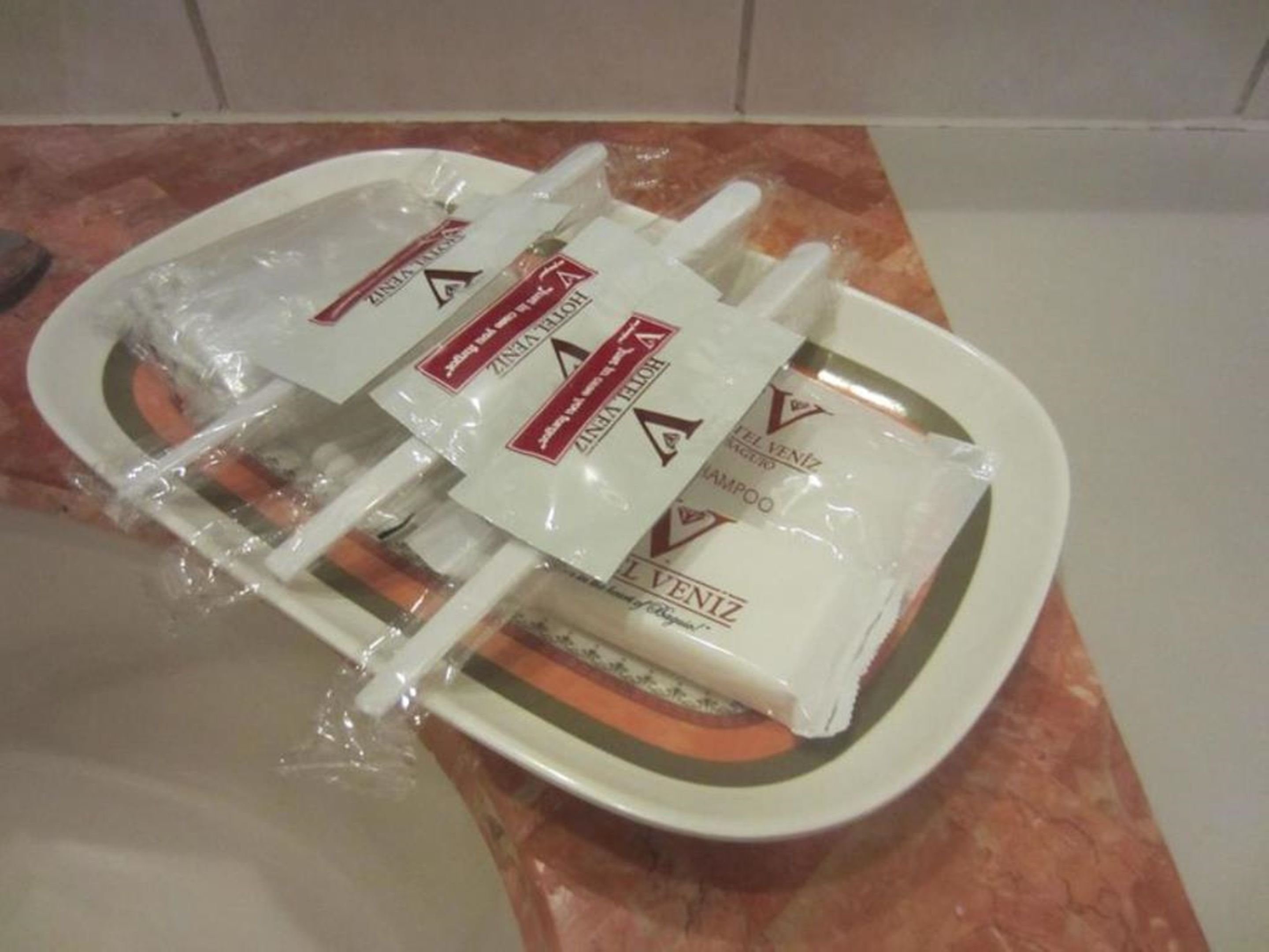 Un plateau contenant plusieurs emballages de produits de toilette.