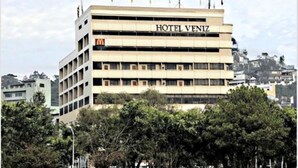 Un edificio de varios pisos con el letrero 