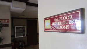 Señal que indica habitaciones de huéspedes en el cuarto piso.