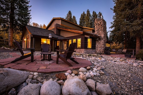 Creekside Luxury Retreat • 8BR • Walk to Shops, Dining & Shuttle • Sleeps 22