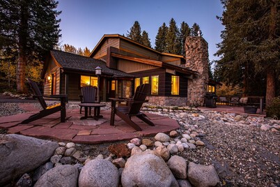 Creekside Luxury Retreat • 8BR • Walk to Shops, Dining & Shuttle • Sleeps 22