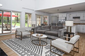 Smart TV, fireplace, DVD player, stereo - Amazing Hampton's Styled Getaway (Water Mill)