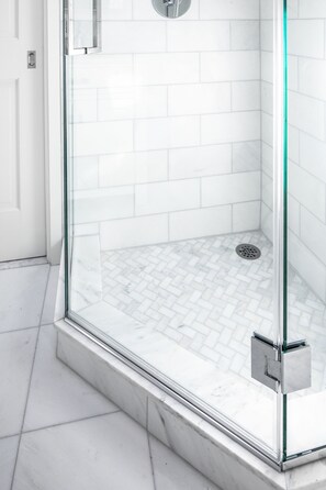 Ensemble douche/baignoire, baignoire à jets, sèche-cheveux