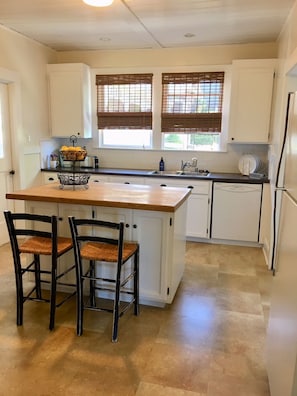 Fridge, microwave, oven, stovetop - Sparkling clean 1920's bungalow (Petaluma)