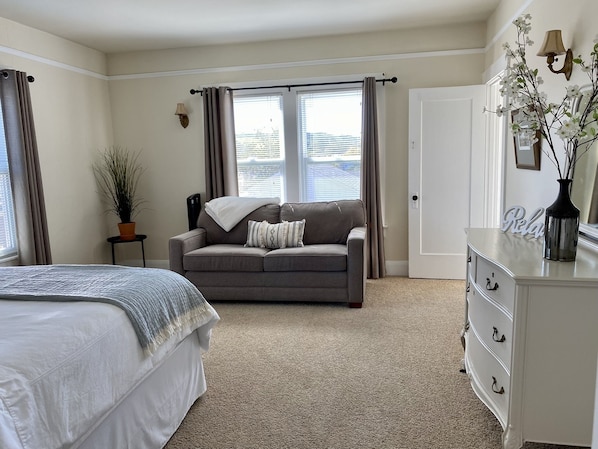 2 bedrooms, iron/ironing board, WiFi, bed sheets - Sparkling clean 1920's bungalow (Petaluma)