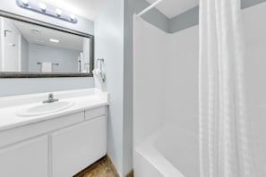 Combined shower/tub, towels