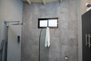 Superior-Villa, 4 Schlafzimmer, eigener Pool, Meerblick | Dusche im Bad