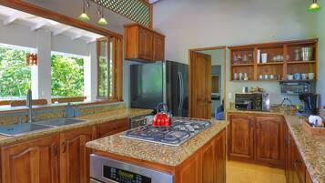 Superior Villa, 4 Bedrooms, Private Pool, Ocean View | Dapur peribadi | Pembancuh kopi/teh, peti sejuk, ketuhar gelombang mikro, ketuhar