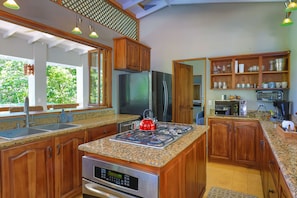 Superior Villa, 4 Bedrooms, Private Pool, Ocean View | Private kitchen | Fridge, microwave, oven, stovetop - Casa de Paz - Portasol Living (Savegre)