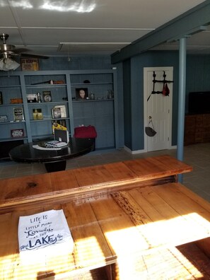 Interior - Waterfront home with 6 lots to play on. (Livingston)