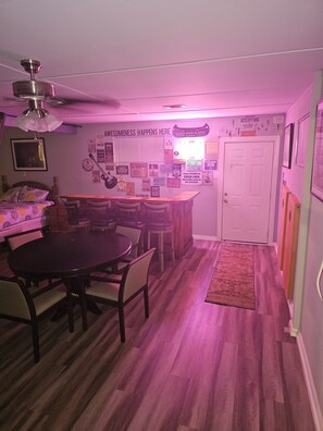 Room - Waterfront home with 6 lots to play on. (Livingston)