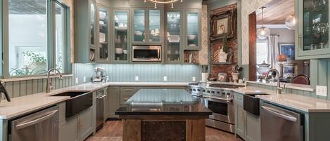 Mikroaaltouuni, astianpesukone, kahvin-/teenkeitin