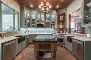 Mikrobølgeovn, oppvaskmaskin, kaffetrakter/tekoker og kjøkkenutstyr