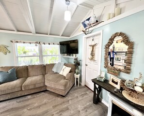 Smart TV, fireplace - FULLY RENOVATED BEACH BUNGALOW! A COUPLES very own COZY and PRIVATE   paradise. (Sarasota)