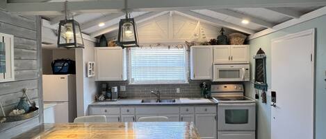 冷蔵庫、電子レンジ、オーブン、コンロ