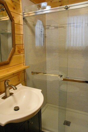 Combined shower/tub, towels, soap, shampoo - River Rock Chalet, in-law suite with private entrance, 2 bedrooms and 2 baths. (Jay)