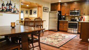 Grand réfrigérateur, micro-ondes, four, plaque de cuisson