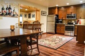 Full-sized fridge, microwave, oven, stovetop