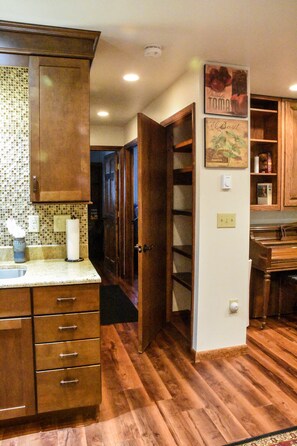 Interior - River Rock Chalet, in-law suite with private entrance, 2 bedrooms and 2 baths. (Jay)