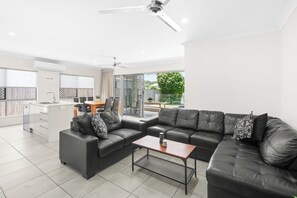 32-inch flat-screen TV with digital channels, LCD TV, Netflix - Blue Lagoon Villas (Trinity Beach)