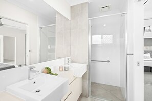 Een douche, gratis toiletartikelen, een haardroger, handdoeken