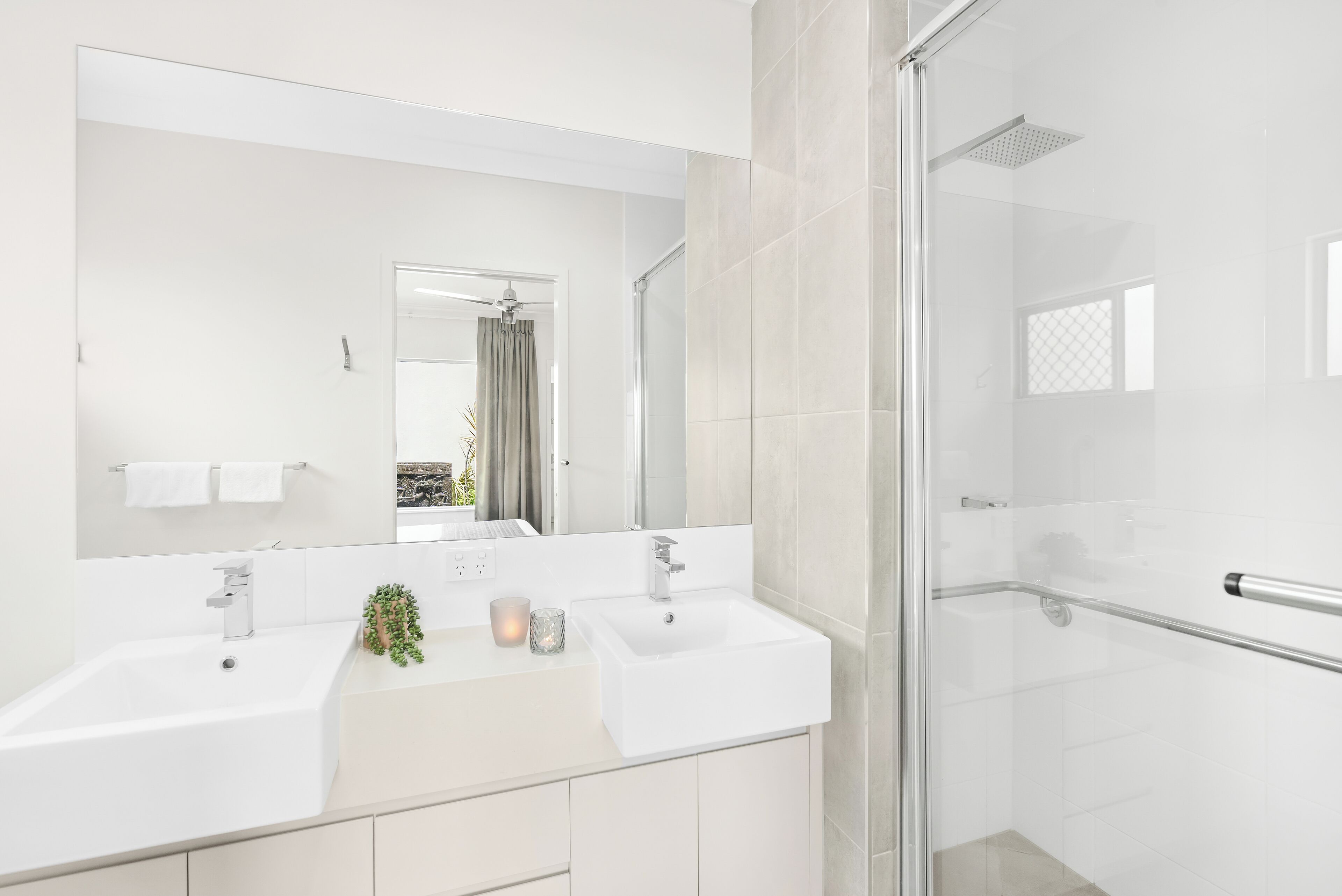 Dusche, kostenlose Toilettenartikel, Haartrockner, Handtücher