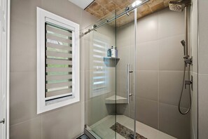 Ensemble baignoire-douche, séchoir à cheveux, serviettes fournies, savon