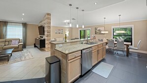 Una cocina moderna con encimeras de granito, electrodomésticos de acero inoxidable y una isla integrada.