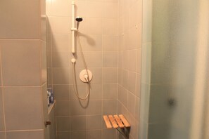 Kombination af bruser/badekar, gratis toiletartikler, hårtørrer, bidet