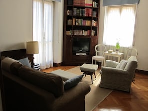 Fernseher, DVD-Player, Bücher, Musikbibliothek