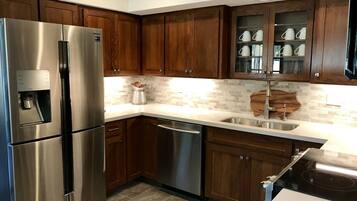 Réfrigérateur, micro-ondes, four, plaque de cuisson