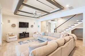 TV connectée, lecteur de DVD, livres, vidéothèque