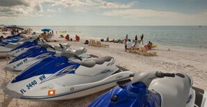 Nära stranden, solstolar och strandhanddukar