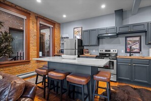 Fridge, microwave, stovetop, dishwasher