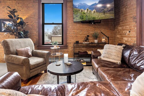 Downtown condo - classic brick style interior - a block to all downtown shops and restaurants