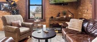 Downtown condo - classic brick style interior - a block to all downtown shops and restaurants