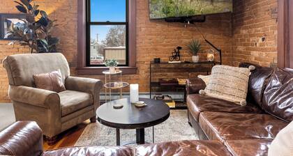 Downtown condo - classic brick style interior - a block to all downtown shops and restaurants