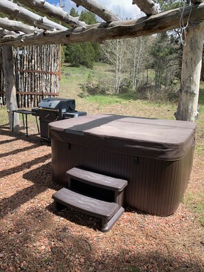 Outdoor spa tub - Wildlife Viewing/ Spectacular/ Hot Tub/ Isolated/ Bryce Canyon -Zion Getaway (Alton)