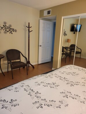 3 habitaciones, escritorio, tabla de planchar con plancha y wifi gratis 