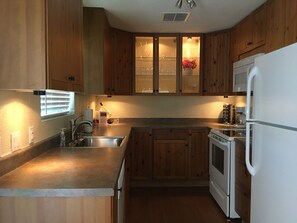 Fridge, microwave, oven, stovetop - El Norte - 3bdrm, 2bath, Heated Pool, Walk to Asu (Tempe)