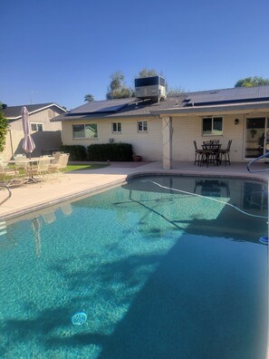 Outdoor pool, a heated pool - El Norte - 3bdrm, 2bath, Heated Pool, Walk to Asu (Tempe)