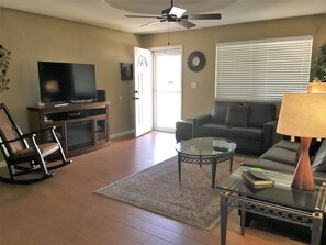 Smart TV, fireplace, DVD player, books - El Norte - 3bdrm, 2bath, Heated Pool, Walk to Asu (Tempe)
