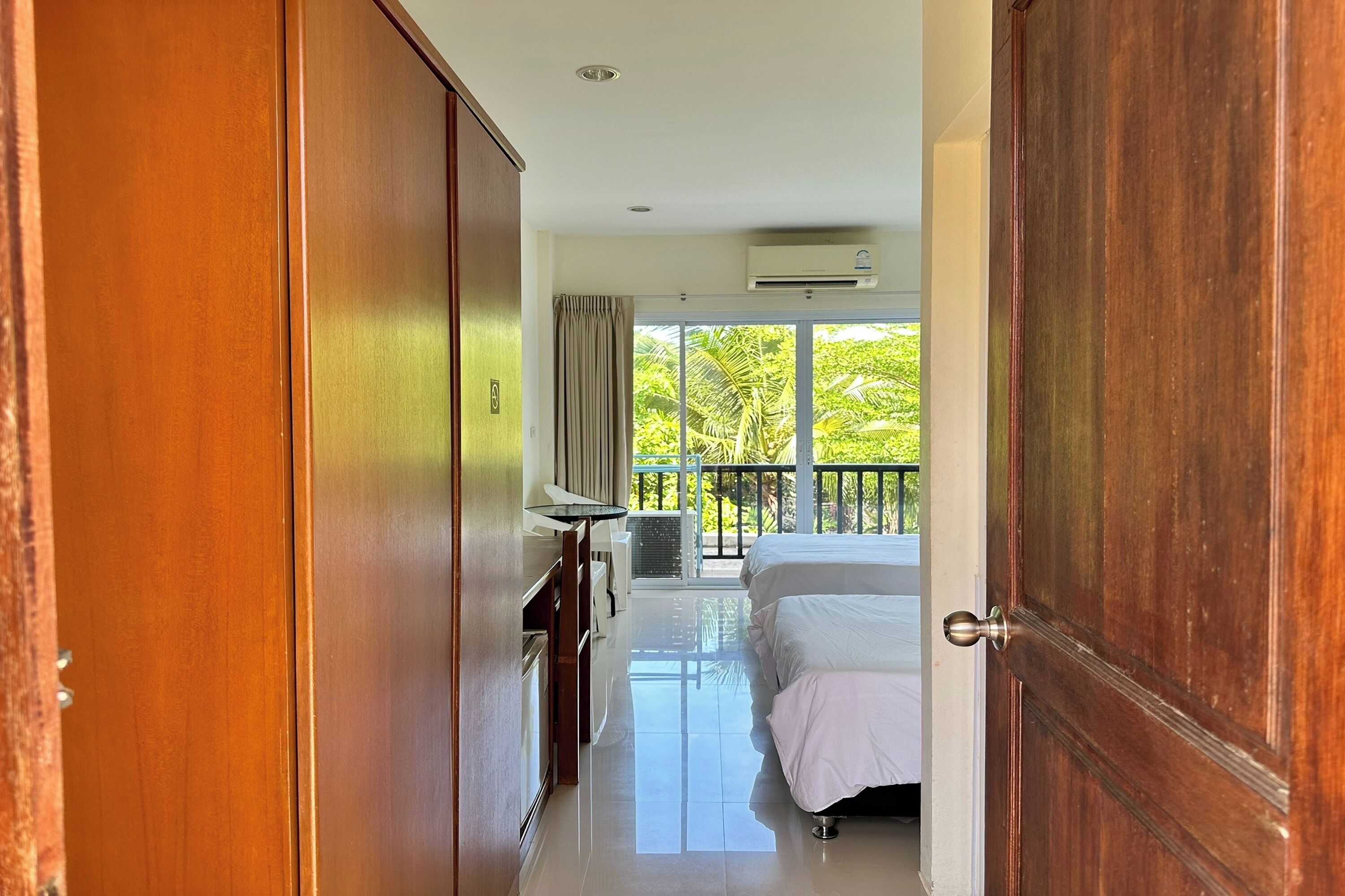 Twin Room | Minibar, in-room safe, desk, blackout drapes