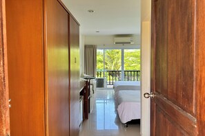 雙床房 | 迷你吧、房內夾萬、書桌、遮光窗簾/窗簾