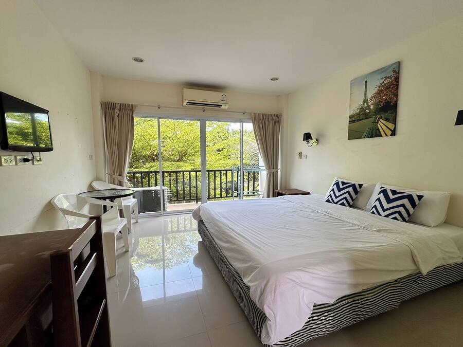 Double Room | Minibar, in-room safe, desk, blackout drapes