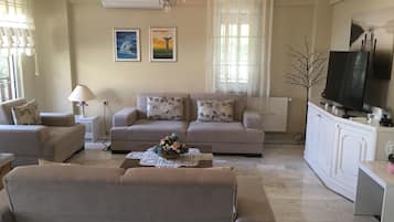 Villa, 4 Bedrooms | Living room | LCD TV